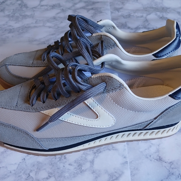 NWB Women's sz 9.5 Tretorn sneakers - Picture 3 of 9